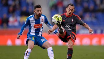 Espanyol&#039;s defender Ruben Duarte (L) vies with Celta&#039;s Chilean forward Fabian Orellana during the Spanish league football match Real CD Espanyol vs RC Celta de Vigo at the Cornella-El Prat stadium in Cornella de Llobregat on April 19, 2016.  / AFP PHOTO / JOSEP LAGO