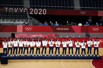 El equipo español celebra en el podio la medalla de bronce. 