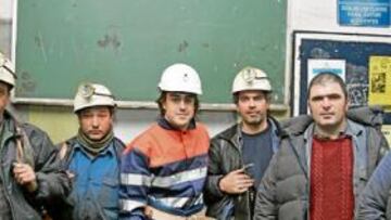 <b>CERCANO. </b>Fernando Alonso siempre gana en las distancias cortas y pueden dar fe de ello los mineros del pozo San Nicolás de Mieres, con los que se fotografió y charló.