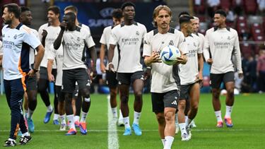 13/08/2024 Luka Modric, capitán del Real Madrid, con el balón de la Supercopa de Europa.