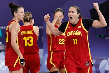 Vega Gimeno, integrante del 3x3 español en París, celebra la victoria ante Australia en los Juegos.