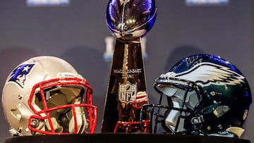 THM08. MINNEAPOLIS (ESTADOS UNIDOS), 31/01/2018.- Vista de los casco de los Eagles de Filadelfia (d) y de los Patriots de Nueva Inglaterra (i) en una rueda de prensa con el comisionado de la Liga Nacional de Fútbol Americano (NFL), Roger Goodell, en Minneapolis, Missesota (Estados Unidos) hoy, 31 de enero de 2018. Los Patriots de Nueva Inglaterra se enfrentan a los Eagles de Filadelfia en el partido de la 52 edición del Super Bowl el próximo domingo 4 de febrero en el U.S. Bank Stadium de Minneapolis. EFE/ Tannen Maury