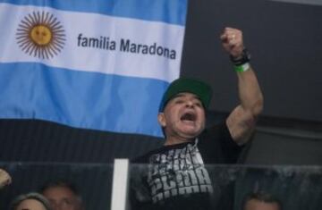 Diego Maradona alentando a Argentina en Zagreb. 