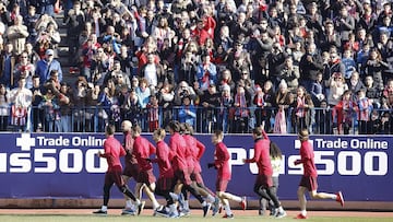 La plantilla del Atlético de Madrid se entrenó en el Vicente Calderón.