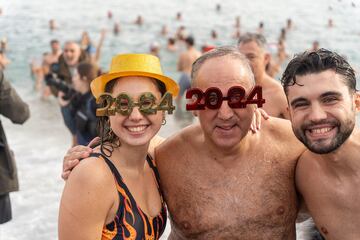 Unos ba?istas celebran juntos el primer ba?o del a?o en la playa barcelonesa de La Barceloneta.