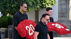 Liverpool squad pays last respects to Diogo Jota