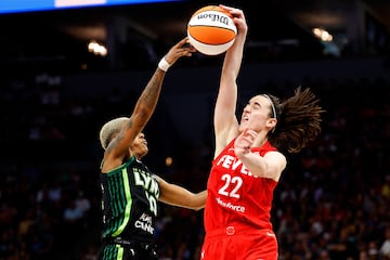  Caitlin Clark #22 of the Indiana Fever blocks a pass attempt by Courtney Williams #10 of the Minnesota Lynx