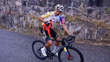 POIO (PONTEVEDRA), 09/09/2025.- El ciclista colombiano Egan Bernal, del INEOS Grenadiers, durante la etapa 16 de la Vuelta Ciclista a España que se disputa este martes entre Poio y Mos-Castro de Herville (Pontevedra), de 167.9 km de recorrido. EFE/ Javier Lizón