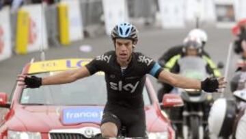 Richie Porte celebra su victoria en La Monta&ntilde;a de Lure.