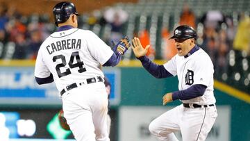 Miguel Cabrera y el entrenador de primera base Omar Vizquel celebran el home run de tres carreras del primero en el partido contra Cleveland.