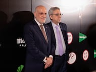 El presidente de Liga de Fútbol Profesional, Javier Tebas (i), acompañado por el periodista, José Damián González, posan para los medios a su llegada este lunes a la décima Gala Anual de la Asociación de la Prensa Deportiva de Madrid (APDM).