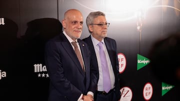 El presidente de Liga de Fútbol Profesional, Javier Tebas (i), acompañado por el periodista, José Damián González, posan para los medios a su llegada este lunes a la décima Gala Anual de la Asociación de la Prensa Deportiva de Madrid (APDM).