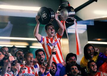 El Atlético de Madrid rompió una racha de 14 años sin ganar al Real Madrid, alzándose con su décima Copa del Rey. El capitán levantó la Copa al cielo del Santiago Bernabéu.