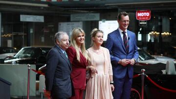 Jean Todt, Corinna Schumacher (segunda por la izquierda) y Gina Schumacher (segunda por la derecha) en la entrega en Colonia del trofeo a Michael Schumacher por parte del Estado de Renania del Norte - Westfalia.