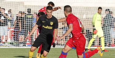 ¿Qué jugadores han cambiado de equipo sin debutar en el mismo mercado de fichajes?