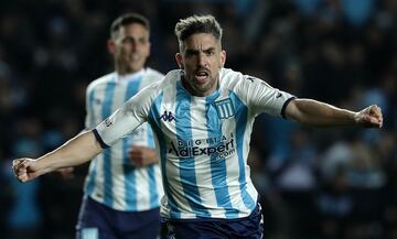 El extremo actualmente viste la camiseta de Racing de Avellaneda y tiene pasado en el FPC cuando jugó para Millonarios. Estuvo en la Selección Argentina y tuvo un paso por México e Italia. En Argentinos Juniors también destacó. 