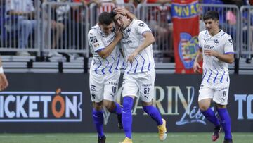 Momento en que los jugadores de Monterrey festejan el gol de Sergio Villarreal