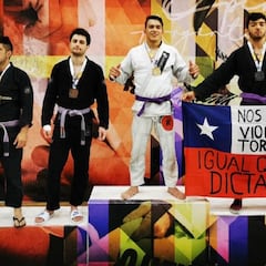 La historia detrás del chileno que subió al podio con una bandera: "Nos están matando"