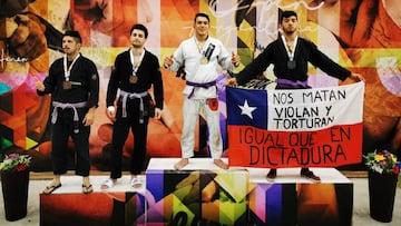 La historia detrás del chileno que subió al podio con una bandera: "Nos están matando"