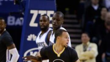 Stephen Curry ante Gorgui Dieng.
