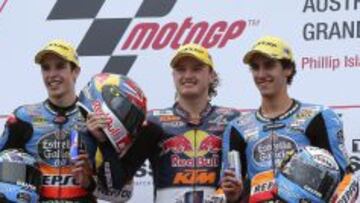 El podio de la carrera de Moto3, con Miller flanqueado por los Álex.