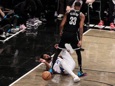 Joel Embiid lidera triunfo de Sixers pese a expulsión de James Harden