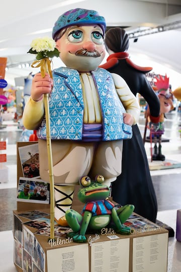 Un señor con el traje típico valenciano junto a una 'granota' con la camiseta del Levante.