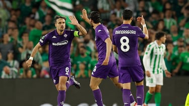 El defensa de la Fiorentina, Luca Ranieri, celebra el primer gol del equipo italiano.