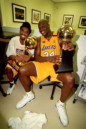 Con Shaquille O'Neal tras ganar ambos ante los Pacers el primero de sus tres títulos consecutivos.