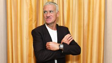Deschamps posa para un medio gráfico.