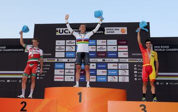 Tony Martin y Fabian Cancellara tienen m¨¢s arcobalenos que nadie en la contrarreloj. El alem¨¢n, en las filas del Jumbo y de 36 a?os, se anot¨® los t¨ªtulos de 2011, 2012, 2013 y 2016, m¨¢s la plata de 2014 y los bronces de 2009 y 2010. El suizo, de 40 y ya retirado, posee cuatro oros, 2006, 2007, 2009 y 2010, y tres bronces, 2005, 2011 y 2013. Adem¨¢s, Cancellara logr¨® los Mundiales de la especialidad j¨²nior de 1998 y 1999, y la plata Sub-23 de 2000. Martin tambi¨¦n se impuso por equipos en 2012, 2013 y 2016, con platas en 2015 y 2019 y bronce en 2014.