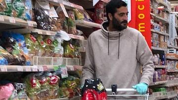 Dani G¨¹iza llena el carro de la compra de cerveza para pasar la cuarentena