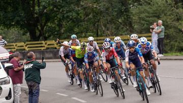 LAGOS DE COVADONGA (ASTURIAS),, 03/09/2024.-El pelotón ciclista durante la decimosexta etapa de la Vuelta ciclista a España disputada este martes entre Luanco y Lagos de Covadonga, con 181 kilómetros de recorrido. EFE/Javier Lizón