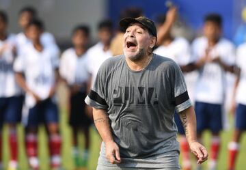 Maradona visita una escuela en la India