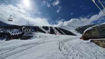 Las estaciones de esquí de Espot y Port Ainé (Pallars Sobirà, Lleida, Cataluña, España) nevadas y en funcionamiento.
