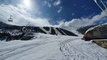 Las estaciones de esqu&iacute; de Espot y Port Ain&eacute; (Pallars Sobir&agrave;, Lleida, Catalu&ntilde;a, Espa&ntilde;a) nevadas y en funcionamiento. 