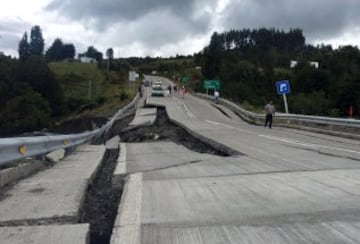 Un sismo de magnitud 7.6 en la escala de Richter se sintió a las 11:21 horas de este domingo. El epicentro fue a 67 kilómetros al noroeste de Melinka y también se percibió en las regiones del Biobío, La Araucanía, Los Ríos y Aysén. Varias carreteras quedaron dañadas.