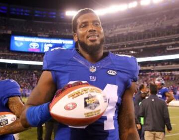 Larry Donnell, TE de New York Giants, con el balón que acredita como mejor jugador del SNF.