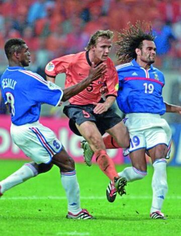 Holanda, una de las anfitrionas, pasó fácil, pero Francia brilló más. Este gol de Zenden prolongó la racha: tres partidos, tres victorias y en cuartos de final.