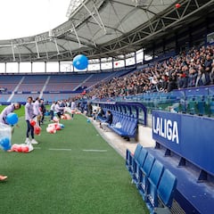 Estreno triunfal y baño de masas
