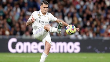 Ceballos golpea el balón en un partido de Liga esta temporada.