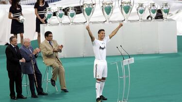 Cristiano hizo historia. Tras él había nueve Copas de Europa. Se va con 13 en el Museo...