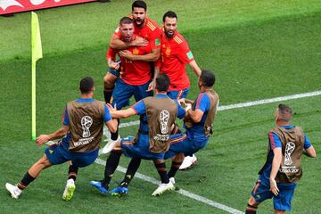 Los jugadores celebran el 1-0 de Sergey Ignashevich en propia puerta. 