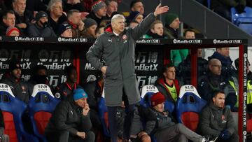 Arsene Wenger, dando instrucciones en el partido frente al Crystal Palace.