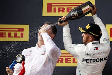 Lewis Hamilton y Ron Meadows  en el podio