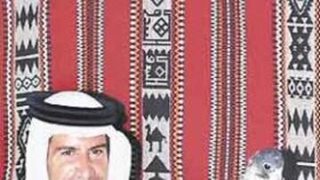 <b>EN DUBAI. </b>Figo posó de esta guisa en Arabia Saudí en julio de 2001.