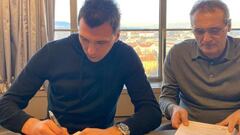 El delantero croata Mario Mandzukic firma su contrato como nuevo jugador del Al Duhail catar&iacute;. 