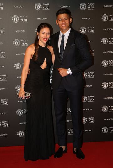 Marcos Rojo junto a su pareja. 