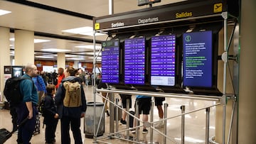 Varias personas en el aeropuerto de Barcelona-El Prat, a 4 de noviembre de 2024, en El Prat de Llobregat, Barcelona, Cataluña (España). El aeropuerto ha desviado 12 vuelos por las lluvias. El Servei Meteorològic de Catalunya (SMC) ha emitido un aviso por tiempo violento en varias comarcas de Barcelona y Tarragona, incluido el Baix Llobregat, donde ha decretado un grado de peligro máximo.
04 NOVIEMBRE 2024;BARCELONA;AEROPUERTO;LLUVIAS;ALERTA
Kike Rincón / Europa Press
04/11/2024