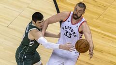 Marc Gasol lucha un bal&oacute;n con Ersan Ilyasova.